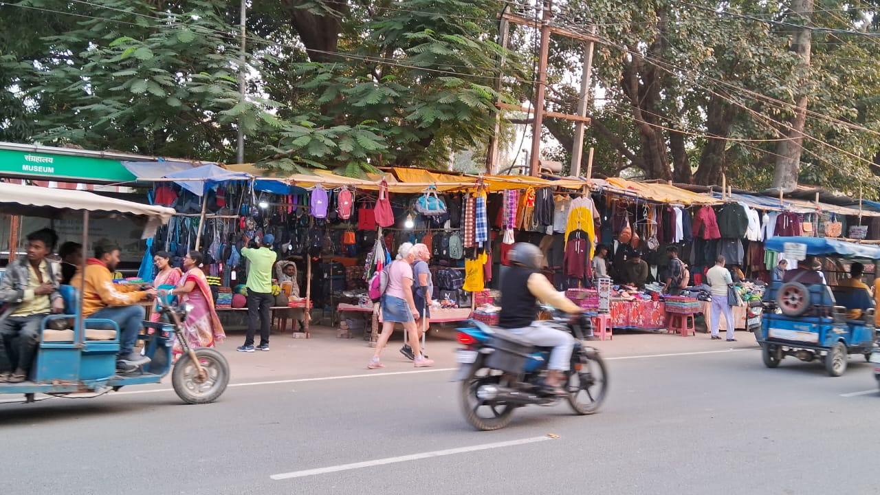बोधगया की सड़कों पर विदेशी सैलानी