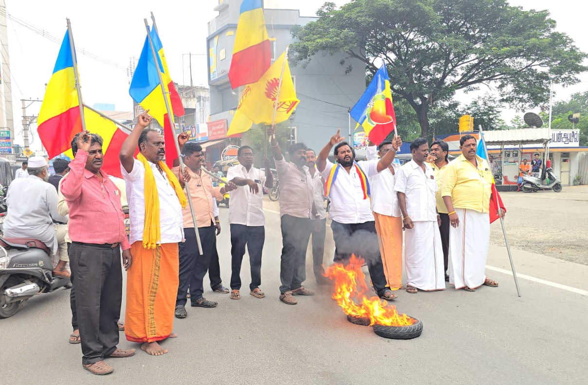 டயர்களை கொளுத்தி போராட்டத்தில் ஈடுப்பட்ட பாமகவினர்