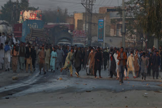 Thousands of the Pakistan Tehreek-e-Insaf protesters entered the territorial jurisdiction of the national capital on the call of the party founder Khan.