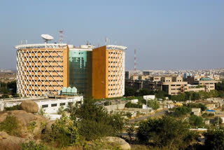 The University of Hyderabad's recruitment drive uses a pollution map to highlight the city's cleaner air, promoting Hyderabad as a healthier, more affordable destination for job seekers.