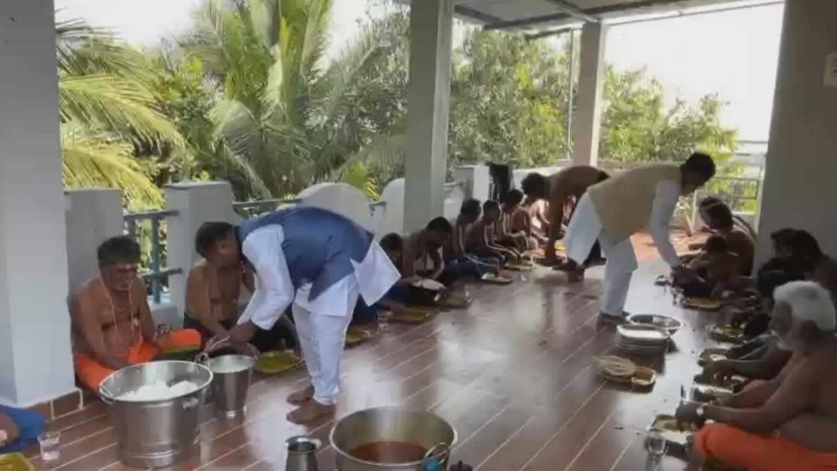 The Sabarimala shrine is filled with devotees for darshan. In the middle of this BA Karim Saab, a Muslim man from the state organised lunch for Sri Ayyapa Swamy Maladharis. He has organised the lunch for the second time.