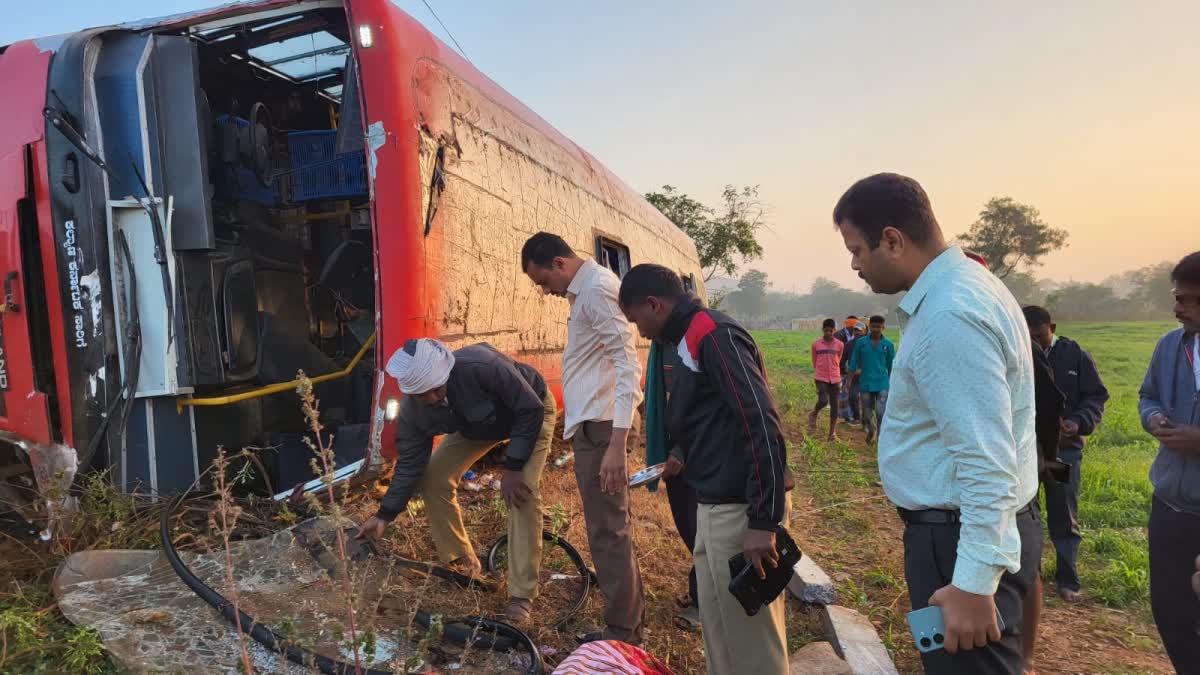 ಶಾಲಾ ವಿದ್ಯಾರ್ಥಿಗಳ ಬಸ್​ ಪಲ್ಟಿ