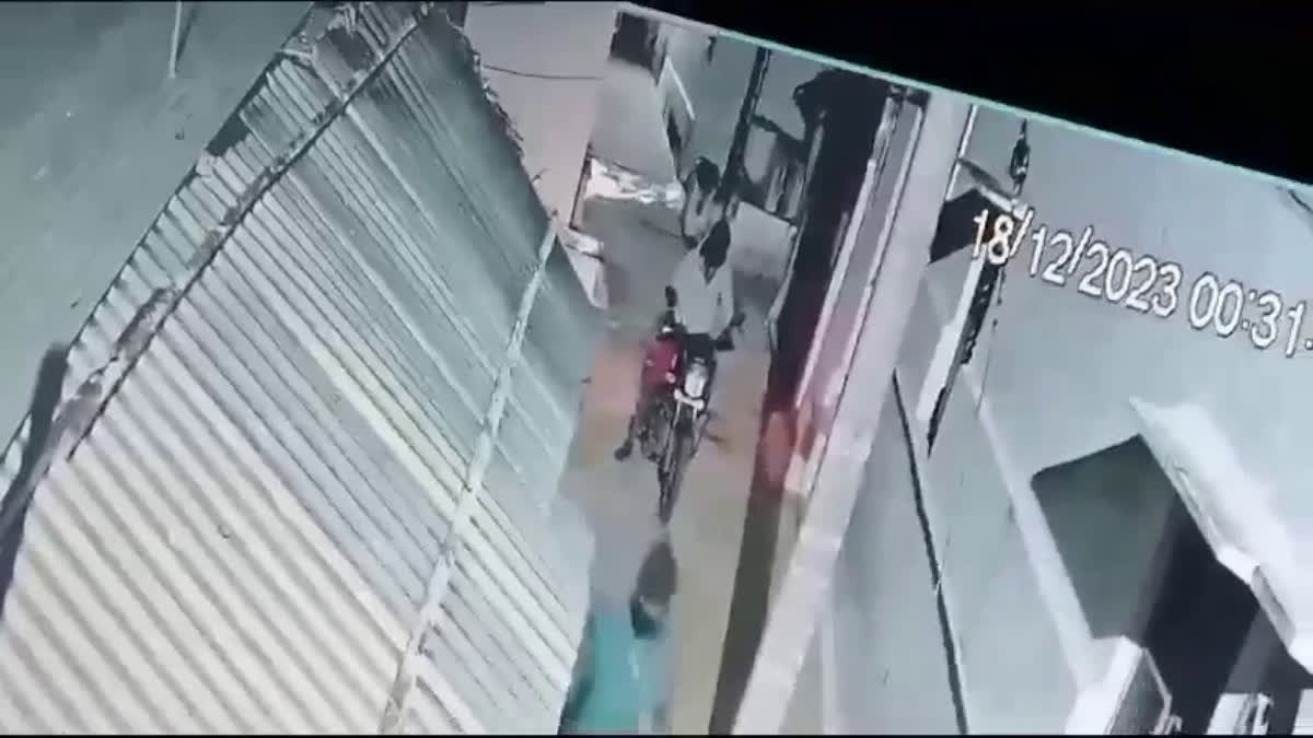 ஈரோடு: மங்கி குல்லா அணிந்து கைவரிசை காட்டிய பைக் திருடர்கள் - வைரலாகும் சிசிடிவி!, thief-wearing-monkey-caps-were-caught-in-cctv-cameras-in-bike-theft-case-in-erode