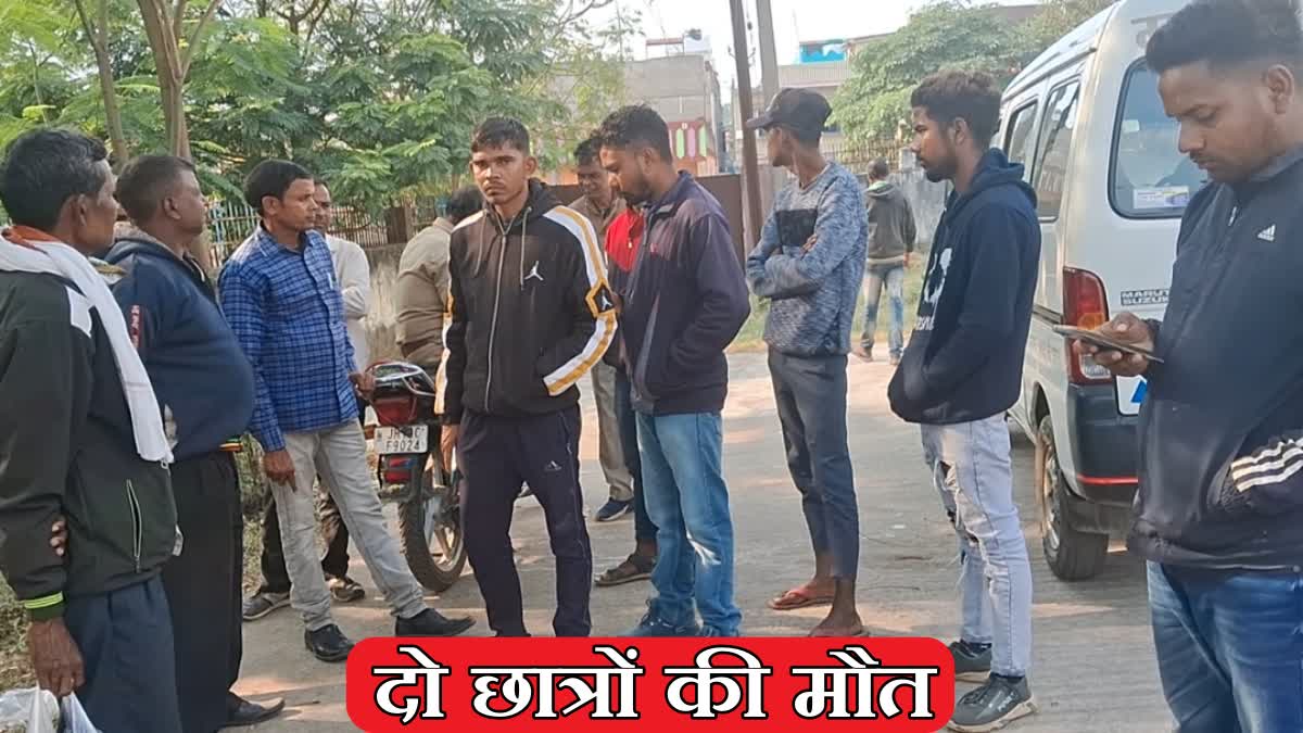 Bike riding students died in road accident in Dhanbad