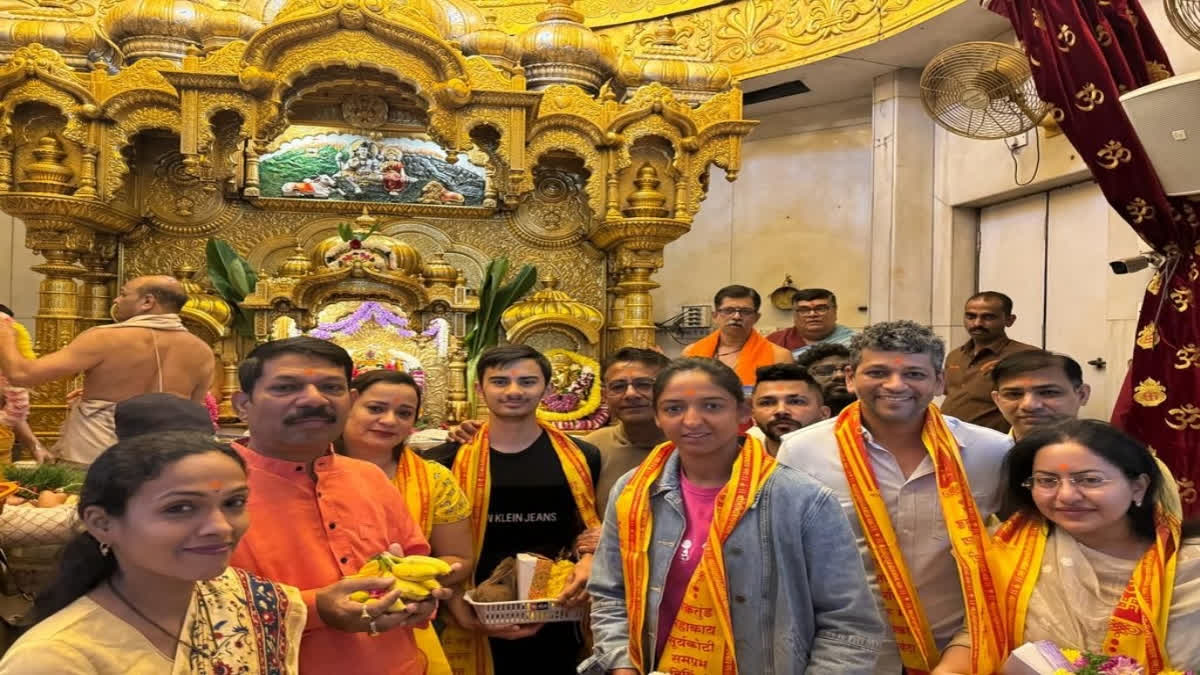 Harmanpreet Kaur, Amol Muzumdar visit the famed Siddhivinayak temple