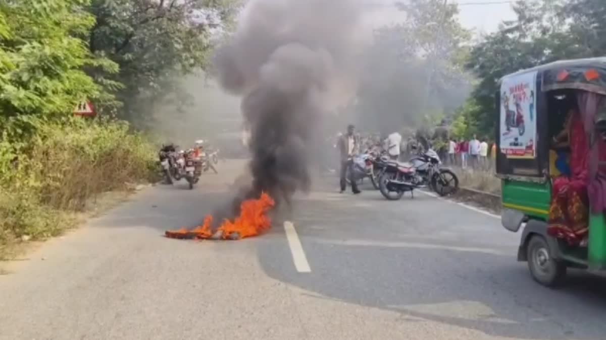 Angry people blocked road after death of youth in road accident in Dhanbad