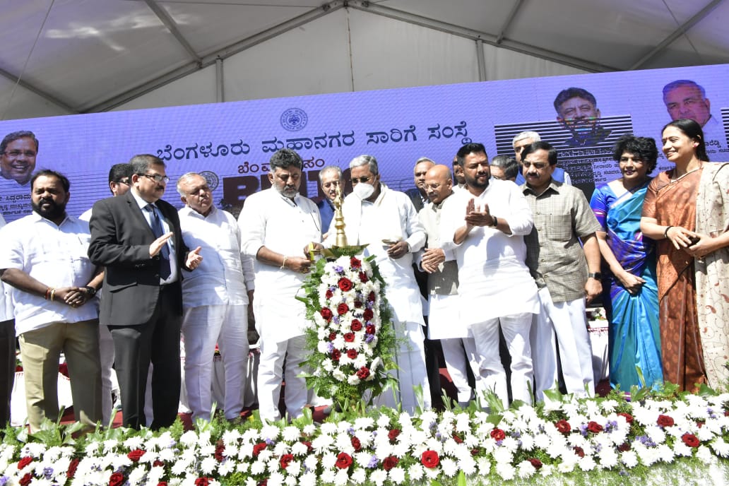 M Siddaramaiah  BMTC  Siddaramaiah  launched 100 electric buses  100 ಎಲೆಕ್ಟ್ರಿಕ್ ಬಸ್​ಗಳ ಸಂಚಾರಕ್ಕೆ ಚಾಲನೆ  ಸಿಎಂ ಸಿದ್ದರಾಮಯ್ಯ  ಸಿದ್ದರಾಮಯ್ಯ  ವಿದ್ಯುತ್ ಚಾಲಿತ ಬಸ್​​ಗಳ ಸಂಚಾರ  ಡಿಸಿಎಂ ಡಿಕೆ ಶಿವಕುಮಾರ್  ಡಿಕೆ ಶಿವಕುಮಾರ್  100 electric buses