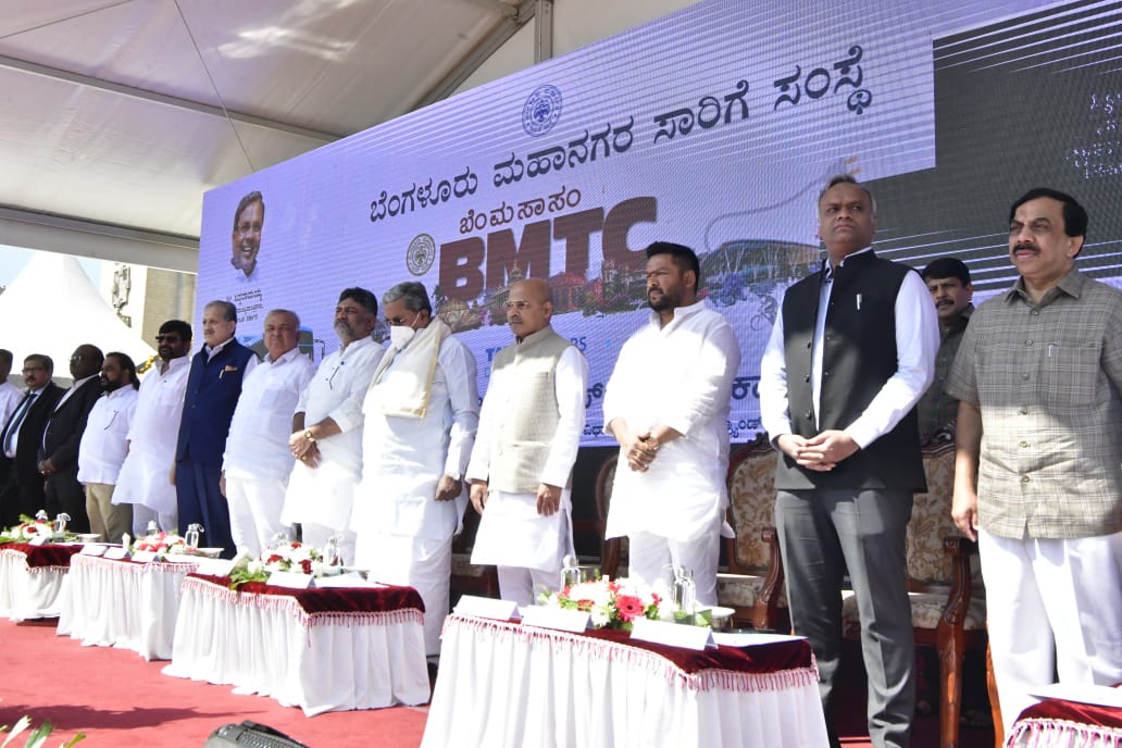 M Siddaramaiah  BMTC  Siddaramaiah  launched 100 electric buses  100 ಎಲೆಕ್ಟ್ರಿಕ್ ಬಸ್​ಗಳ ಸಂಚಾರಕ್ಕೆ ಚಾಲನೆ  ಸಿಎಂ ಸಿದ್ದರಾಮಯ್ಯ  ಸಿದ್ದರಾಮಯ್ಯ  ವಿದ್ಯುತ್ ಚಾಲಿತ ಬಸ್​​ಗಳ ಸಂಚಾರ  ಡಿಸಿಎಂ ಡಿಕೆ ಶಿವಕುಮಾರ್  ಡಿಕೆ ಶಿವಕುಮಾರ್  100 electric buses