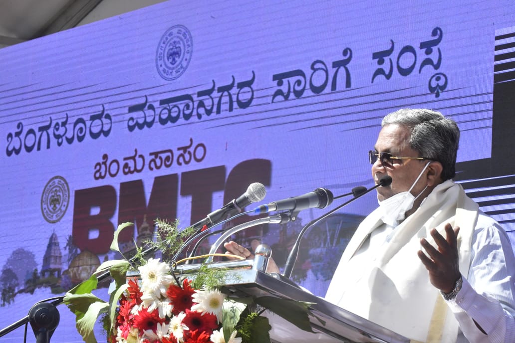 M Siddaramaiah  BMTC  Siddaramaiah  launched 100 electric buses  100 ಎಲೆಕ್ಟ್ರಿಕ್ ಬಸ್​ಗಳ ಸಂಚಾರಕ್ಕೆ ಚಾಲನೆ  ಸಿಎಂ ಸಿದ್ದರಾಮಯ್ಯ  ಸಿದ್ದರಾಮಯ್ಯ  ವಿದ್ಯುತ್ ಚಾಲಿತ ಬಸ್​​ಗಳ ಸಂಚಾರ  ಡಿಸಿಎಂ ಡಿಕೆ ಶಿವಕುಮಾರ್  ಡಿಕೆ ಶಿವಕುಮಾರ್  100 electric buses