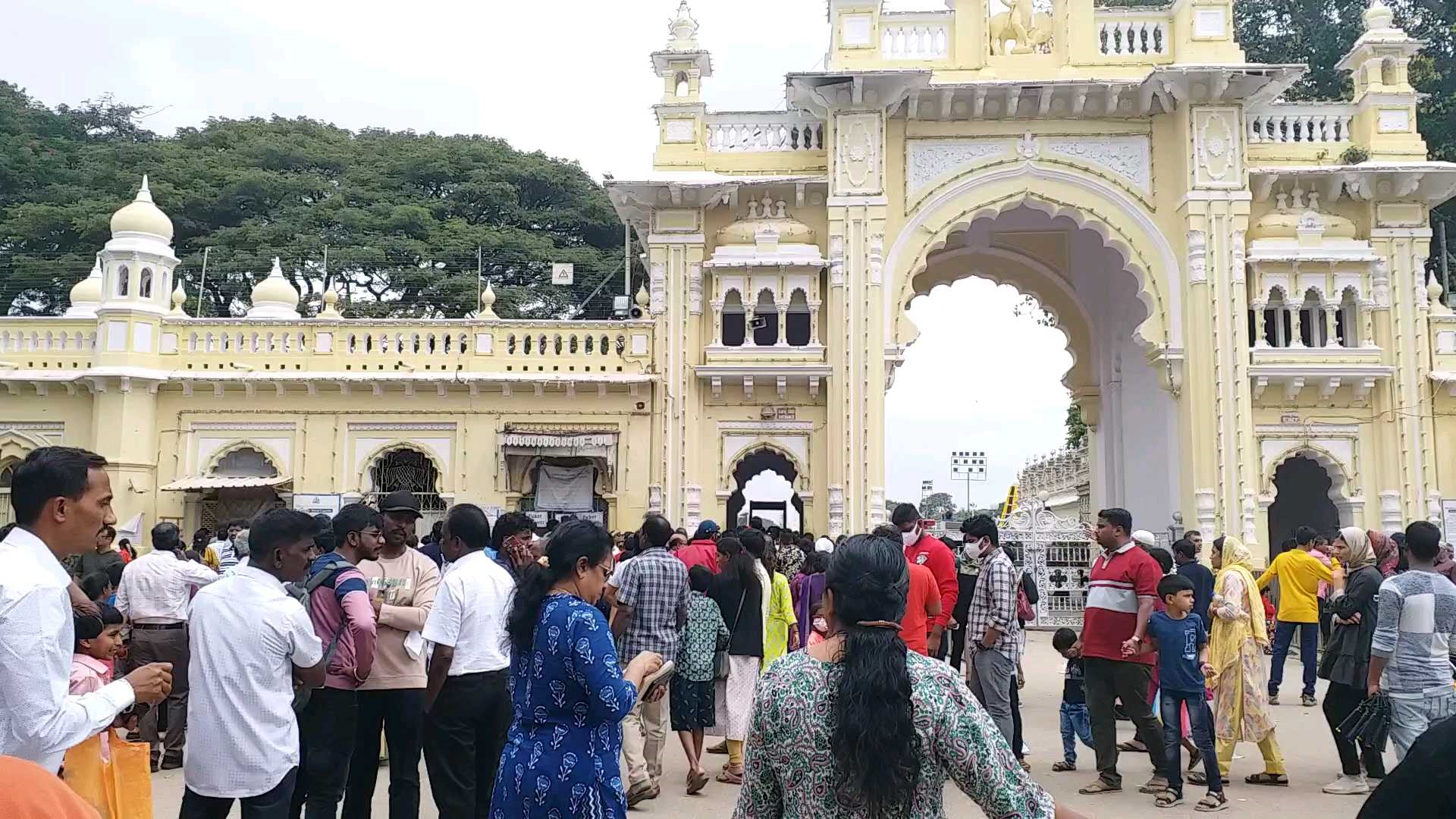 ಸಾಂಸ್ಕೃತಿಕ ನಗರಿಗೆ ಹರಿದುಬಂದ ಪ್ರವಾಸಿಗರ ದಂಡು