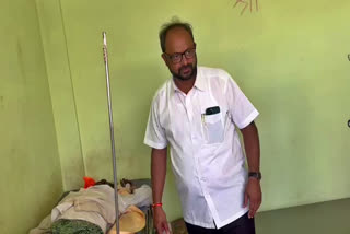 ಅಪಘಾತಕ್ಕೀಡಾದ ಸವಾರನ ಪ್ರಾಣ ಉಳಿಸಿದ ವೈದ್ಯ  doctor saved the life of an accident rider  ದಾವಣಗೆರೆಯ ಪವಾಡ ರಂಗವ್ವನಹಳ್ಳಿ  Davanagere Pavada Rangavavanahalli  ಅಪಘಾತಕ್ಕೀಡಾದ ಸವಾರ  Accidental rider  ಡಾ ರವಿಕುಮಾರ್  Dr Ravikumar  ಈಟಿವಿ ಭಾರತ ಕರ್ನಾಟಕ  ಈಟಿವಿ ಭಾರತ ಕನ್ನಡ ನ್ಯೂಸ್  ​ ETV Bharat Karnataka  ETV Bharat Kannada News  ಬೈಕ್​ನಿಂದ ಆಯಾತಪ್ಪಿ ಬಿದ್ದು ಅಪಘಾತ  Accident after falling off the bike  ಬೈಕ್ ಸ್ಕಿಡ್  Bike skid