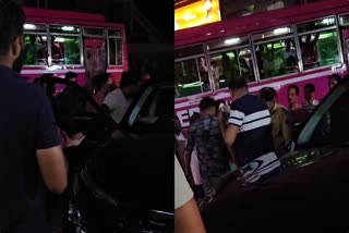 car bus issue  കാര്‍ യാത്രക്കാര്‍ക്ക് ബസ് ജീവനക്കാരുടെ മര്‍ദനം  Bus Employees Attacked Car Passengers  Private Bus Employees Beat Up Car Passengers  Bus Employees Issue In Ulliyeri