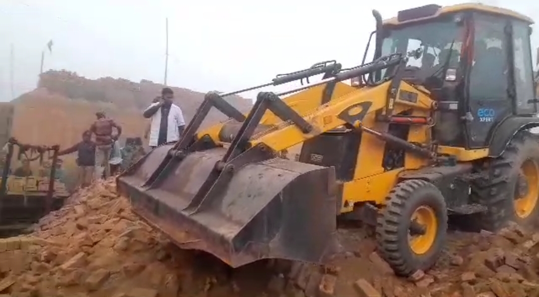 Brick kiln wall collapse in Manglaur