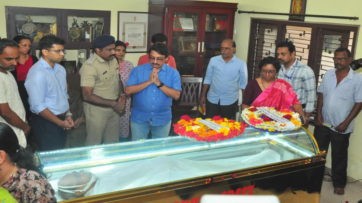 MT VASUDEVAN NAIR DEATH  എംടി വാസുദേവൻ സംസ്‌കാരം  MT FUNERAL AT KOZHIKODE  MT FUNERAL WITH OFFICIAL HONORS