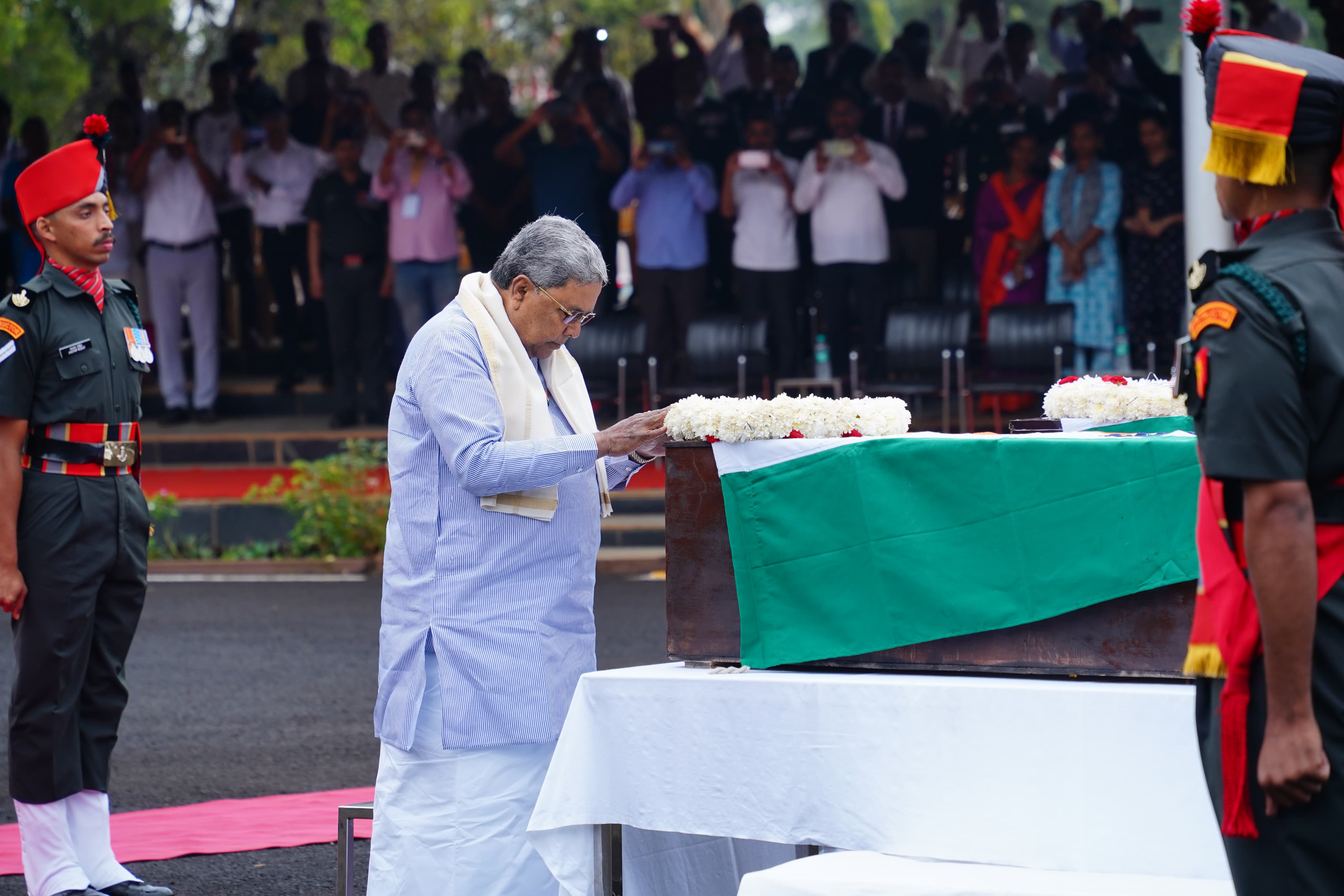 CM SIDDARAMAIAH PAYS LAST RESPECTS  BELAGAVI  JAMMU KASHMIR ARMY VEHICLE ACCIDENT  ಯೋಧರಿಗೆ ಸಿಎಂ ಸಿದ್ದರಾಮಯ್ಯ ಅಂತಿಮ ಗೌರವ