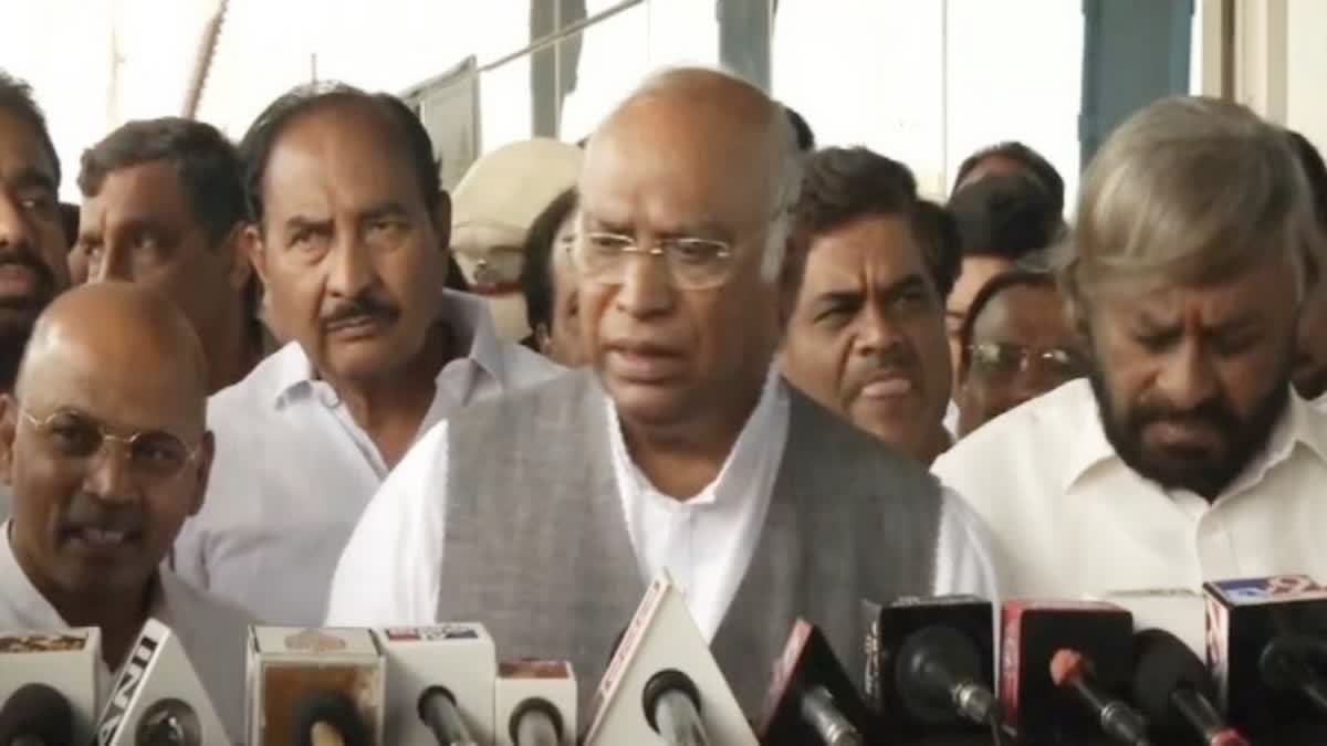 Kharge amid political uncertainty in Bihar