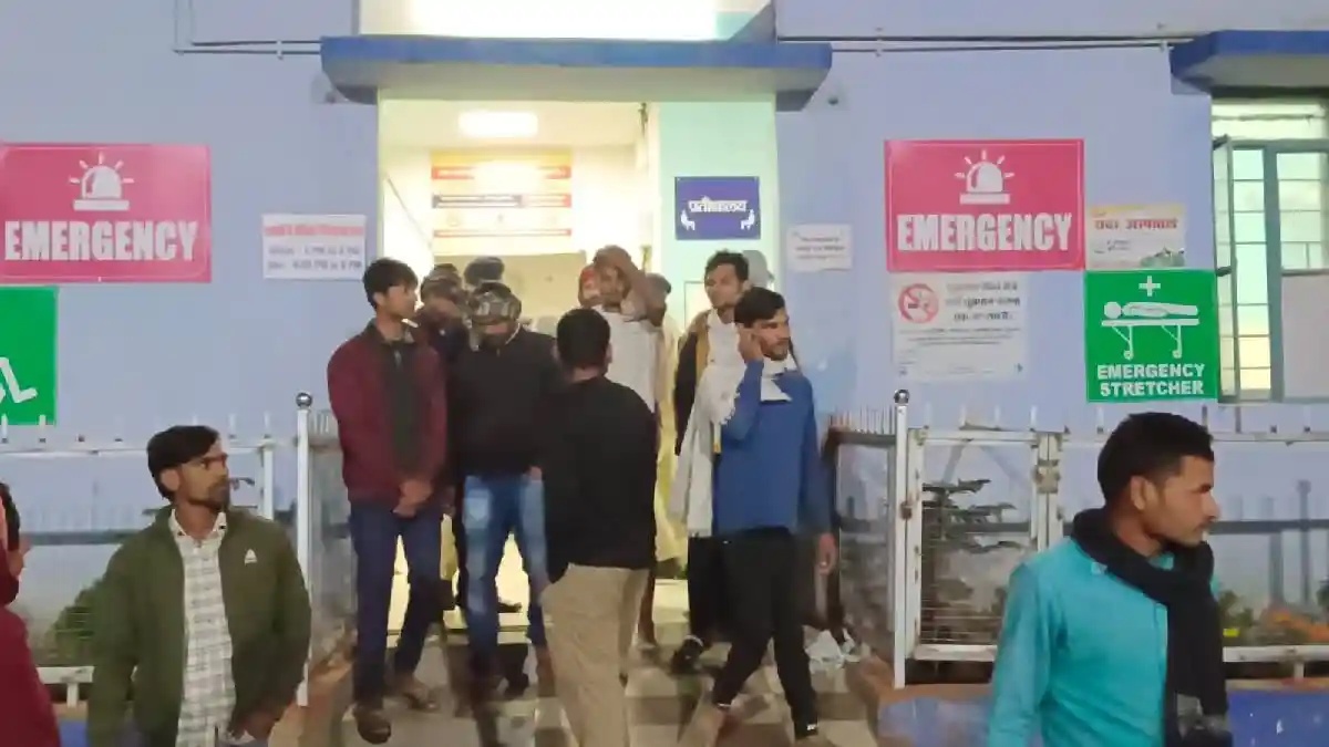 नालंदा में युवक की हत्या के बाद अस्पताल के बाहर मौजूद लोग