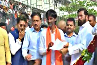 Activist Manoj Jarange ends his indefinite fast after CM Eknath Shinde offers juice to him