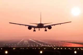 emergency exit  Mexico International Airport  A Passenger Opened Emergency Exit  ചട്ടങ്ങൾ പാലിക്കാതെ യാത്രക്കാരന്‍  എമർജൻസി എക്‌സിറ്റ് തുറന്നു  വിമാനത്തിന്‍റെ ചിറകിലൂടെ നടന്നു