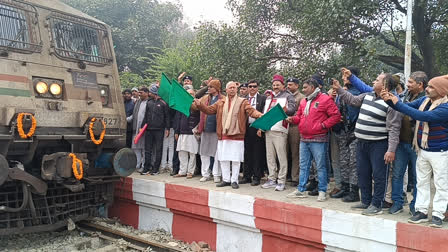 Amrapali Express Stopped At Ekma Station