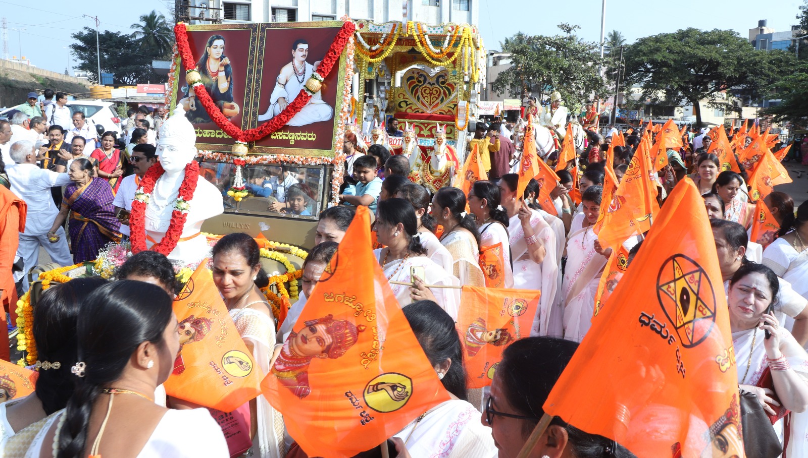 ಭವ್ಯ ಮೆರವಣಿಗೆ