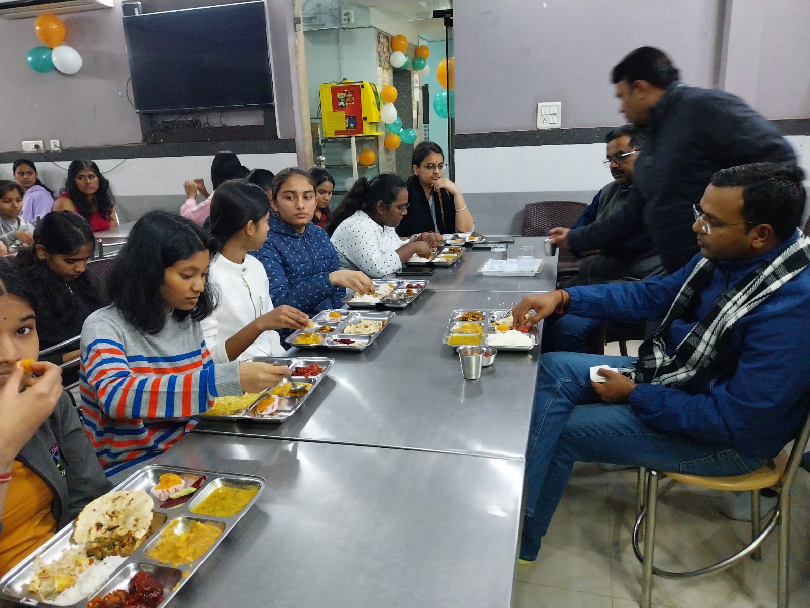 कोचिंग हॉस्टल में छात्राओं के साथ मेस में खाया खाना
