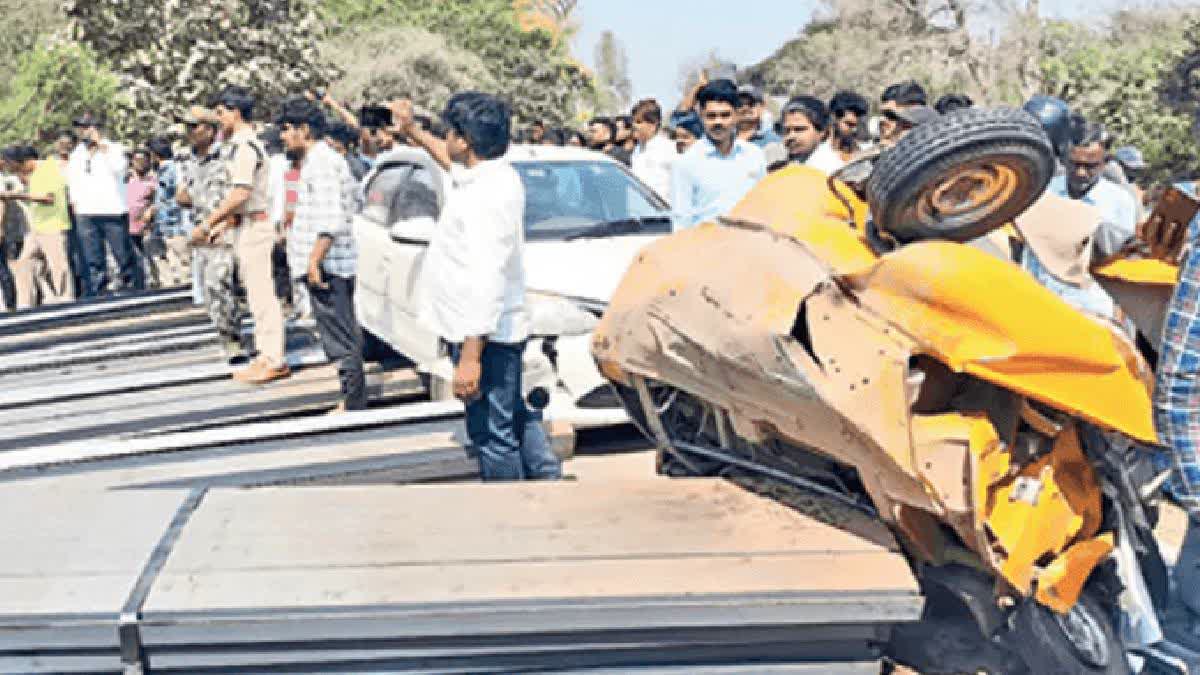 Father, 3 Kids Killed As Iron Girders Fall From Truck Onto Auto In Warangal