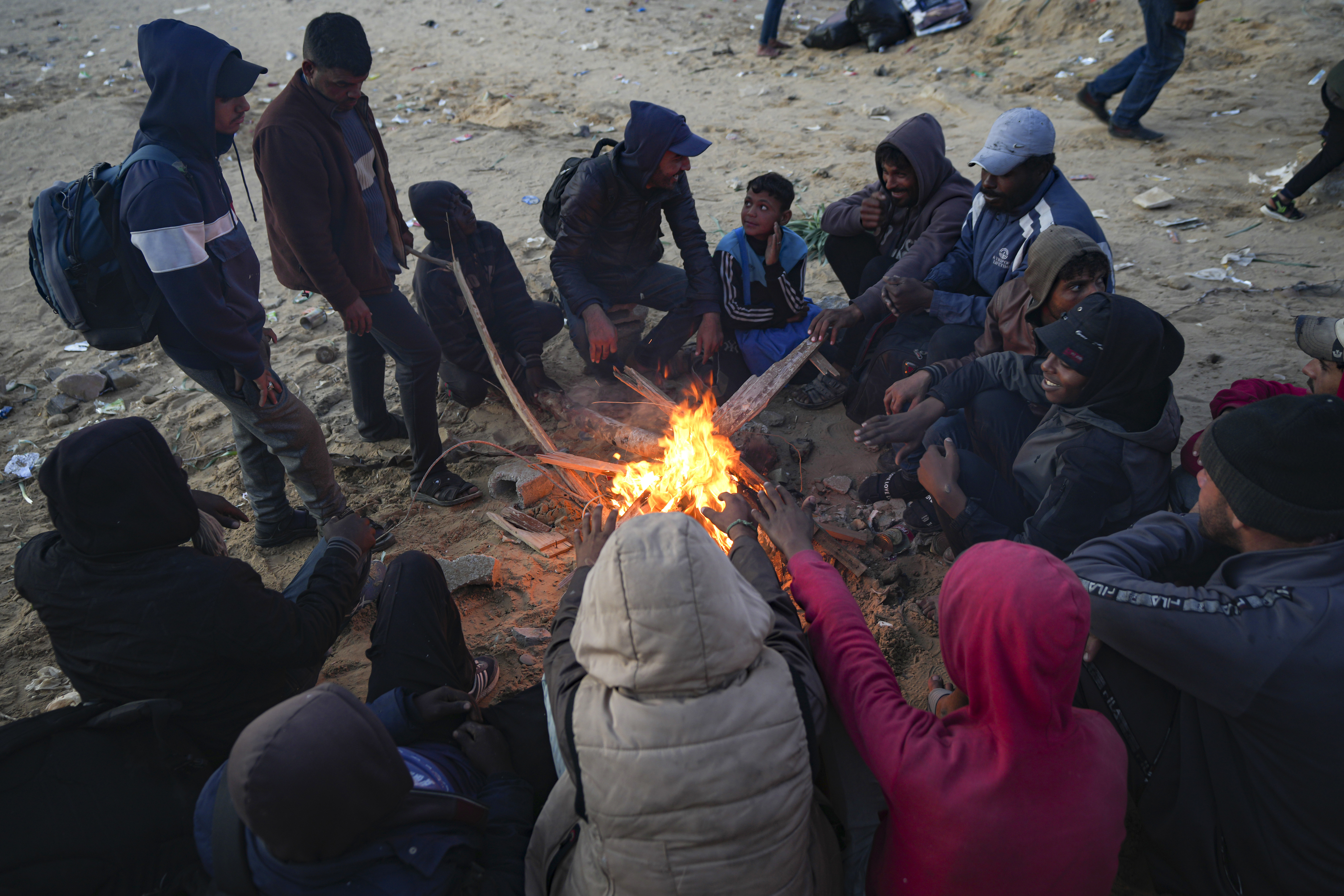 غزہ کی پٹی کے شمالی حصے میں اپنے گھروں کو واپسی کے انتظار میں بے گھر فلسطینی الرشید اسٹریٹ پر ایک روڈ بلاک کے قریب اپنے سامان کے ساتھ جمع ہیں۔