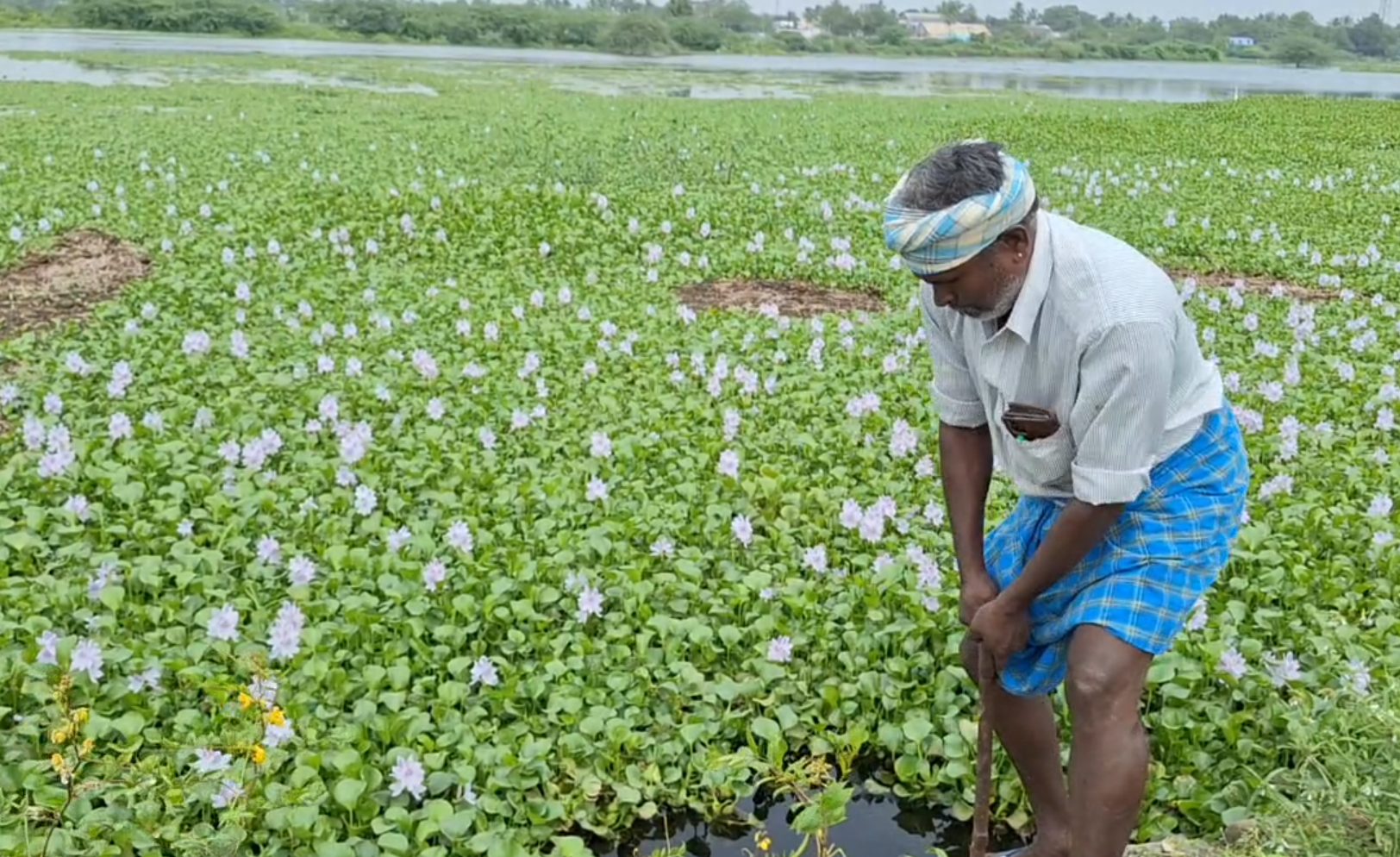 கோடன்குளம் மதகை திறக்க முயற்சிக்கும் காட்சி