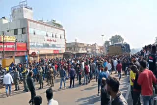 People block road after death of youth in road accident in Dhanbad