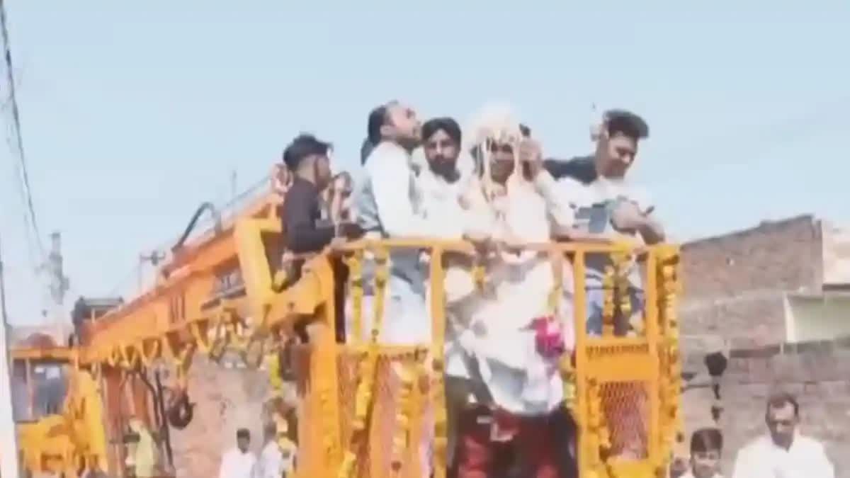 Hydra Machine  Wedding Procession  വിവാഹ ഘോഷയാത്ര  ഉത്തർപ്രദേശ്  ക്രെയിനിൽ വിവാഹ ഘോഷയാത്ര