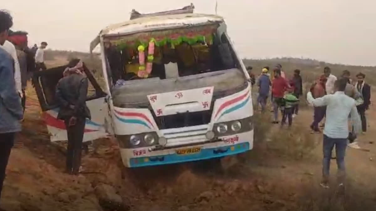 Bus overturned in Karauli