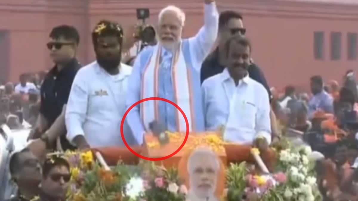 Modi  Modi Tamil Nadu  മോദിക്ക് നേരെ മൊബൈൽ ഫോൺ  mobile phone towards modi