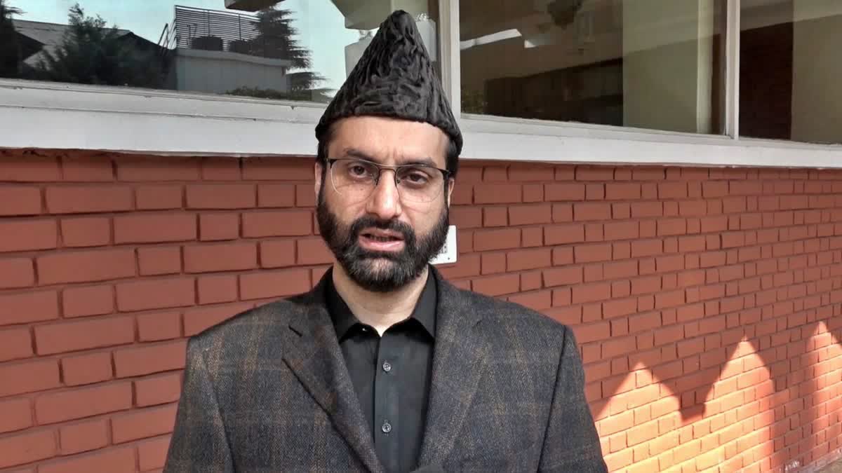 Srinagar Jamia Masjid Gates Sealed, Preventing Funeral Prayers for Mirwaiz Umar's Father-In-Law