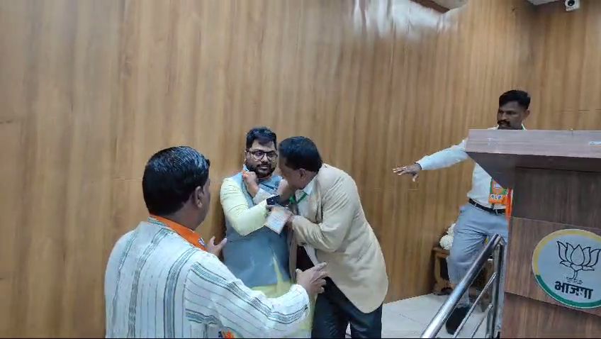 Ruckus in BJP Meeting