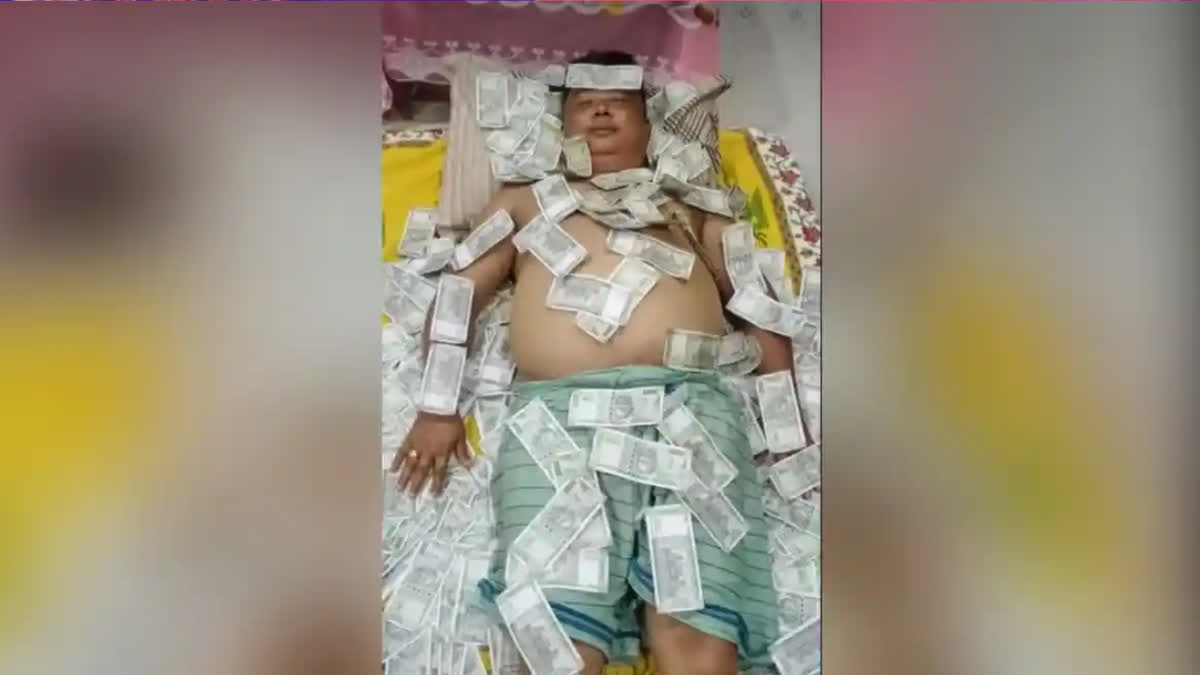 Picture of UPPL leader lying on bed with Rs 500 notes goes viral
