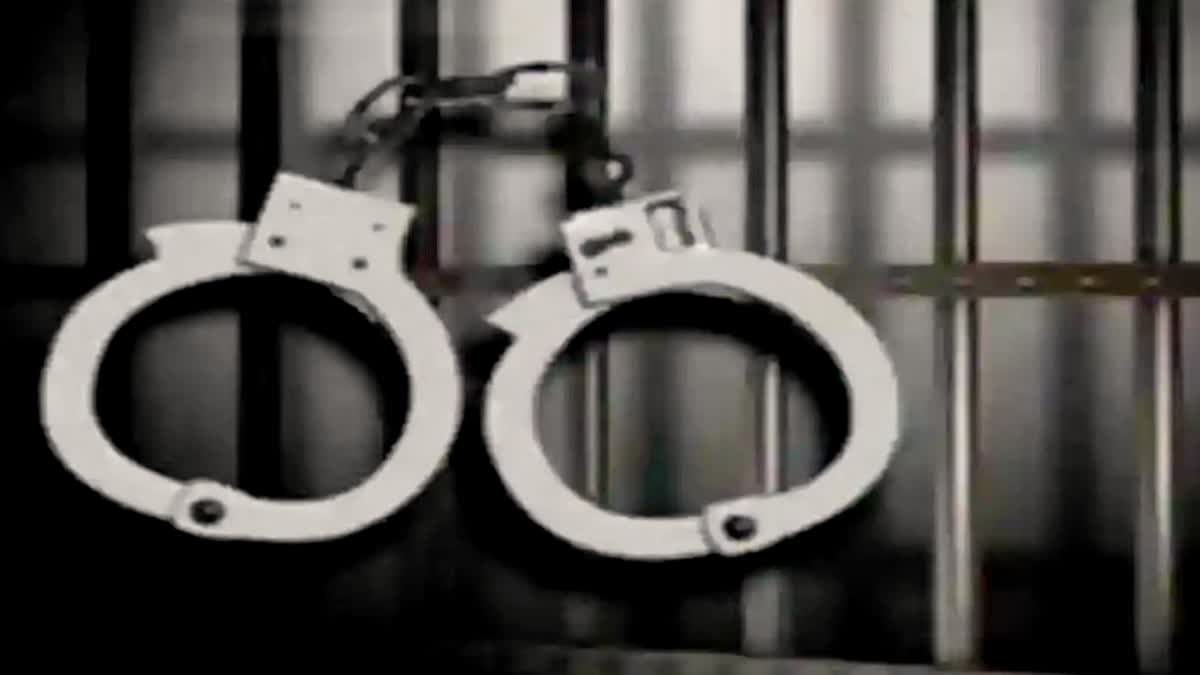 noida ca arrested in delhi