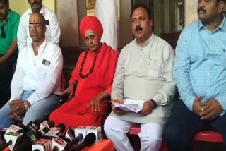 Mahesh Tenginakai and Moojagu Swamiji pressmeet