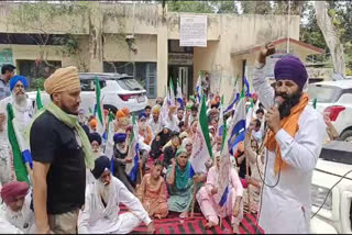 FARMERS SURROUNDED THE SDM OFFICE