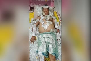 Assam leader with wad of notes