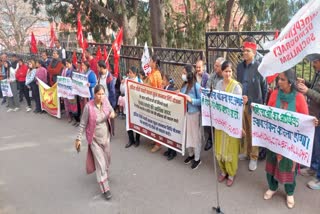 Demonstration in Shimla against stopping Rs 1500 of Indira Gandh