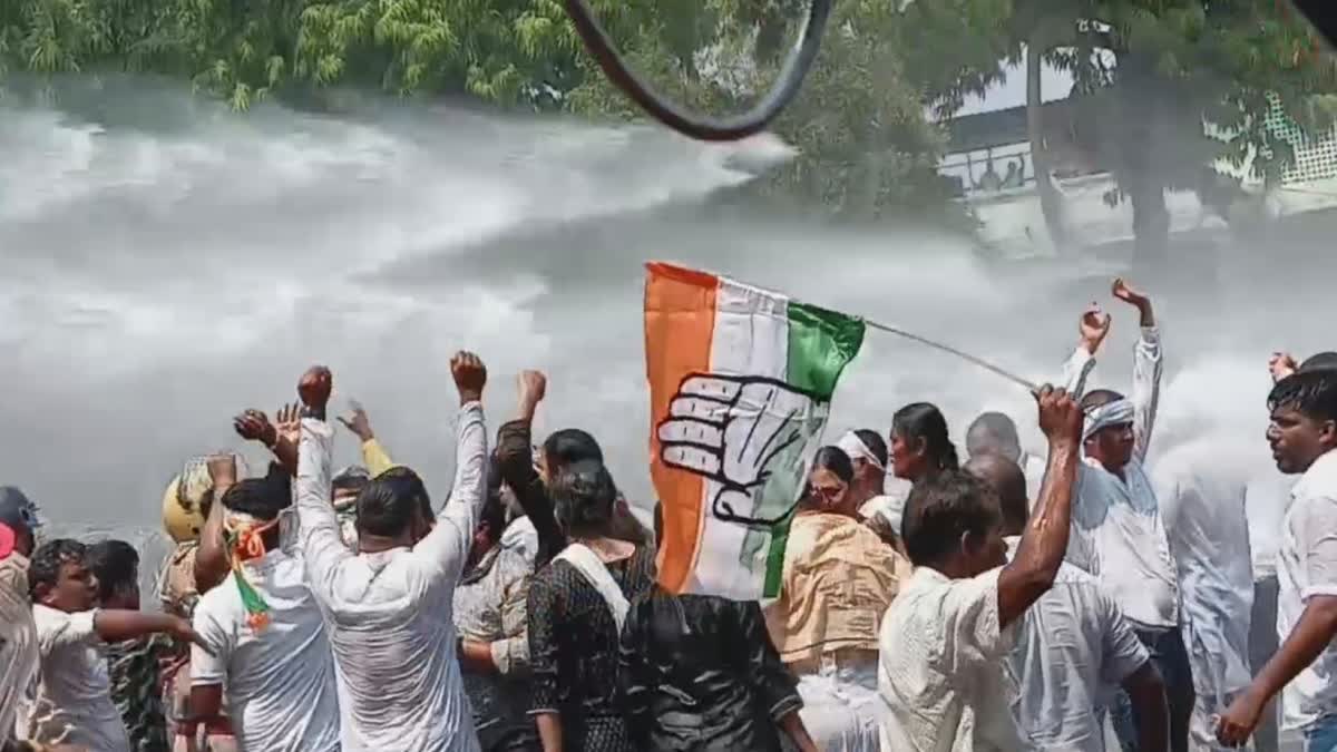 ओडिशा विधानसभा भवन के बाहर कांग्रेस कार्यकर्ताओं का प्रदर्शन