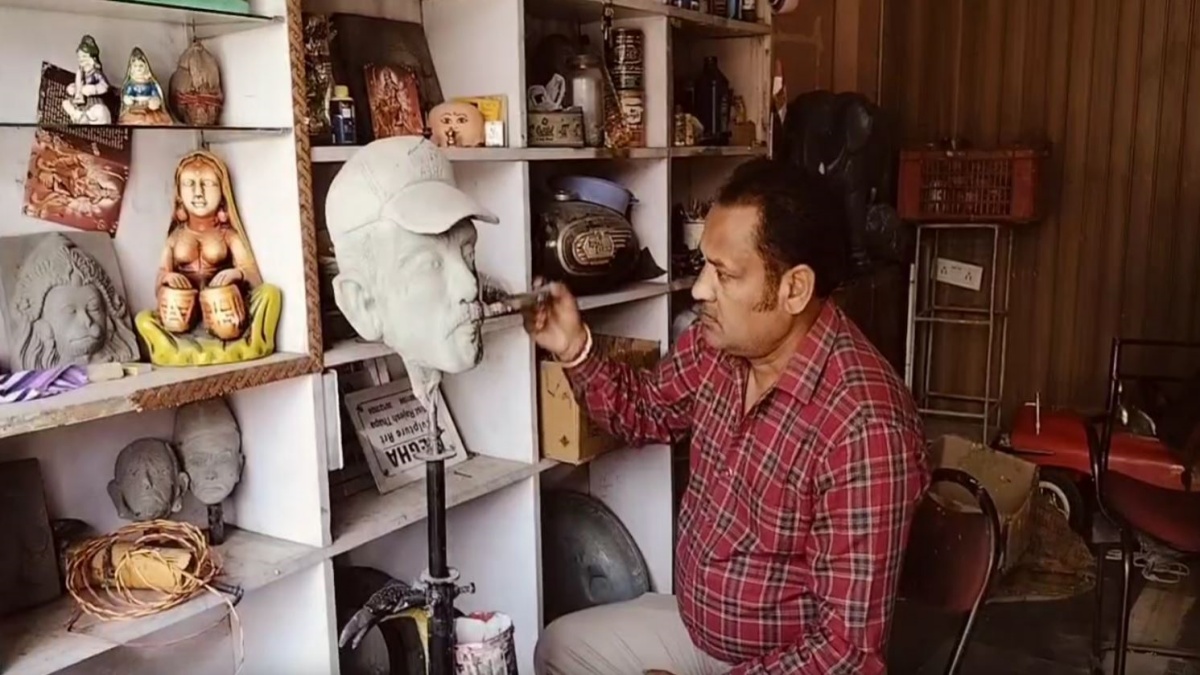 शहीद सैनिकों की मूर्तियां निशुल्क बनाते हैं राजेश