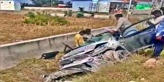 விபத்தில் சிக்கிய கார்