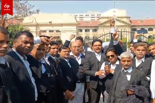 अधिवक्ताओं की हड़ताल तीसरे दिन भी जारी.
