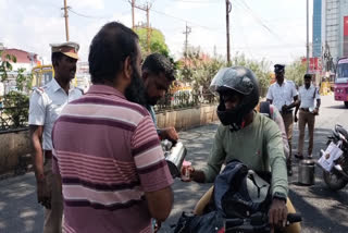 நூதன முறையில் தஞ்சாவூர்  போக்குவரத்து போலீசார் விழிப்புணர்வு