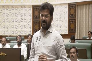 சட்டப்பேரவையில் உரையாற்றும்  தெலங்கானா முதல்வர் ரேவந்த் ரெட்டி