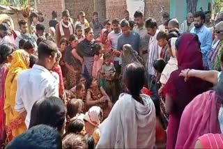 युवक की मौत के बाद रोते बिलखते परिजन