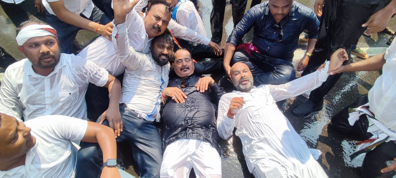 पुलिस लाठीचार्ज में कुछ कांग्रेस कार्यकर्ता घायल हो गए