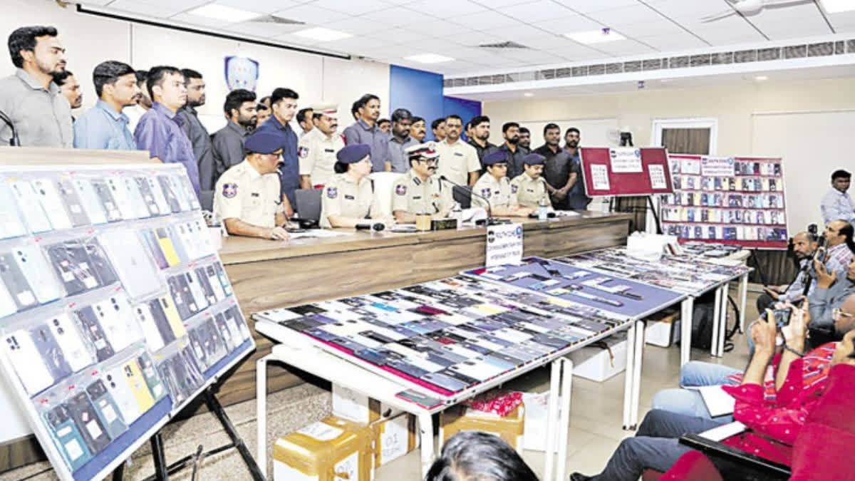 smuggling-gang-delivering-stolen-phones-to-sudan-dot-dot-dot-phones-worth-rs-dot-1-75-crore-seized-dot-dot-dot-17-people-including-five-sudanese-nationals-arrested